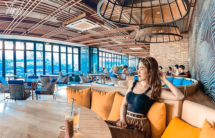 Không gian ngập tràn màu sắc nhiệt đới tại Aqua Beach Club (Ảnh: Thanh Hà)