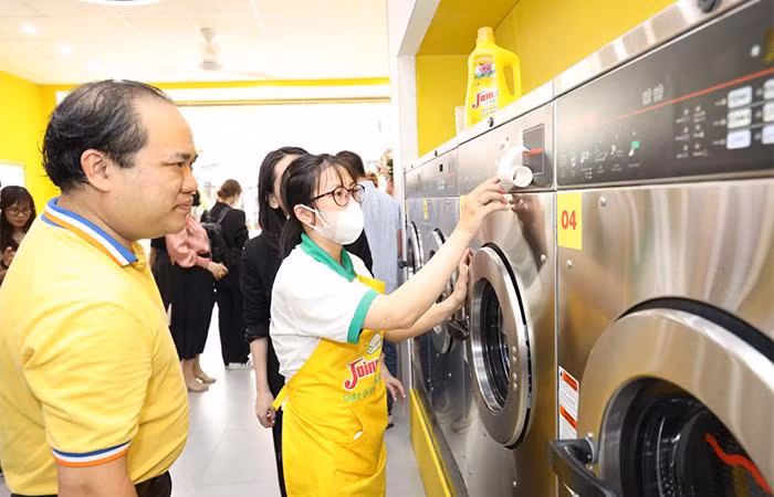 Ông Trương Công Thắng – Tổng Giám đốc Công ty The CrownX tham quan quy trình giặt ủi chuẩn công nghệ châu Âu Ông Trương Công Thắng – Tổng Giám đốc Công ty The CrownX tham quan quy trình giặt ủi chuẩn công nghệ châu Âu