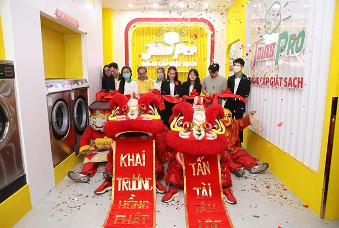 Ban lãnh đạo cắt băng khai trương chính thức đưa Joins Pro đi vào hoạt động