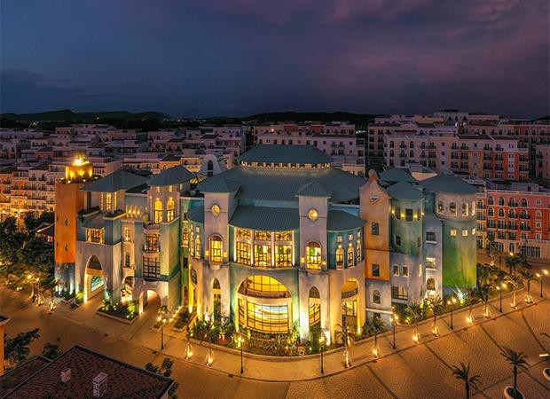 Phong cách kiến trúc Địa Trung Hải thăng hoa trên biển trời Phú Quốc tại Sun Premier Village Primavera. Ảnh Sun Property Phong cách kiến trúc Địa Trung Hải thăng hoa trên biển trời Phú Quốc tại Sun Premier Village Primavera. Ảnh Sun Property