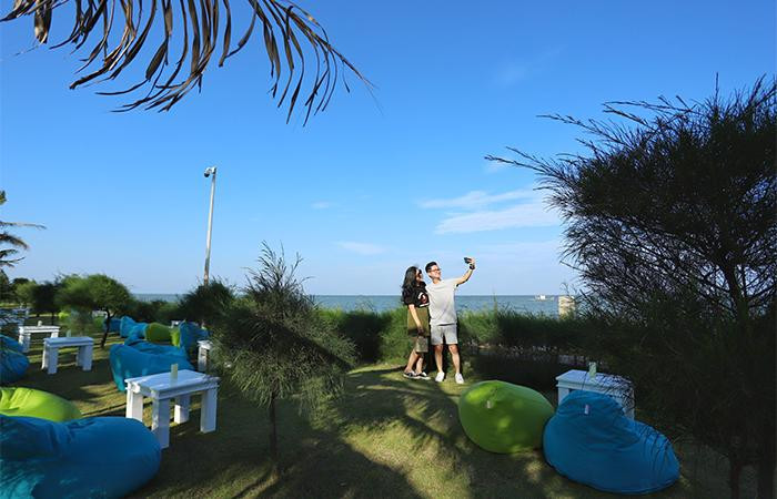 Du khách thích thú lưu lại những khoảnh khắc cực chill bên biển xanh