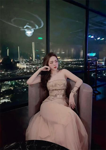 Tầm view cực phẩm có thể thu trọn cả thành phố Hạ Long trong tầm mắt (Ảnh: SKY21 Bar &amp; Lounge)