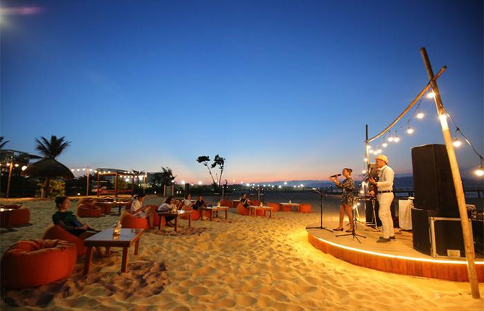 Ánh hoàng hôn nhuộm hồng bờ cát đem lại cảm giác an yên đến lạ