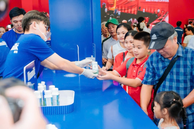 Nhiều em nhỏ thích mê khi được thưởng thức thêm các sản phẩm mới của hiệu sữa quen thuộc mà các em uống mỗi ngày. (Ảnh: Vi Nam)