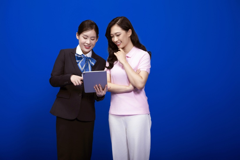 Cán bộ công nhân viên EVNHANOI hướng dẫn khách hàng sử dụng dịch vụ điện