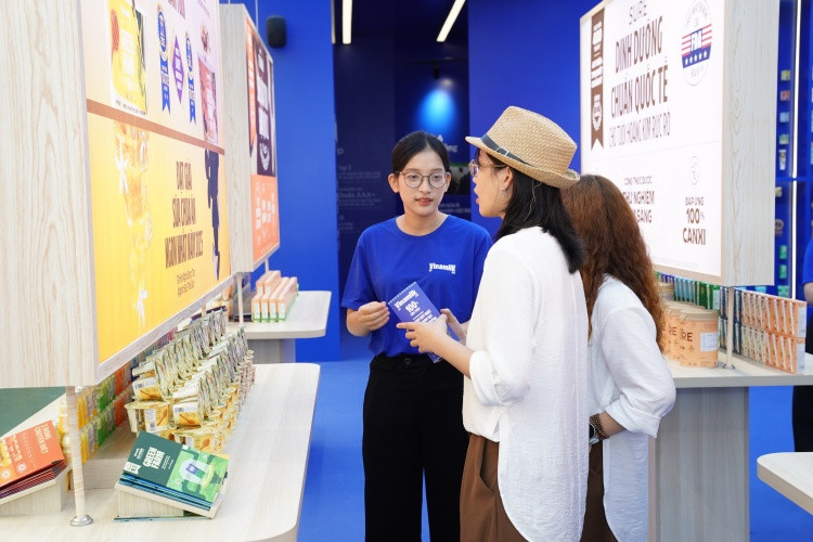 Các bạn trẻ đặc biệt yêu thích không gian trưng bày và trải nghiệm của Vinamilk. (Ảnh: Tịnh Không)