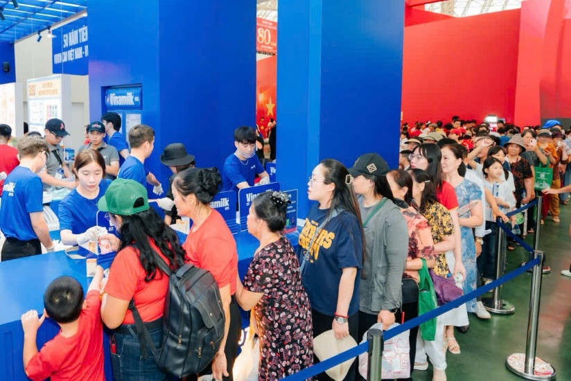 Theo ghi nhận, lượng người ghé thăm không gian trưng bày và trải nghiệm của Vinamilk luôn ở mức cao trong thời gian diễn ra triển lãm. Đây không chỉ là minh chứng cho sự gắn bó của người tiêu dùng với thương hiệu, mà còn cho thấy cách Vinamilk làm mới mình để tiếp cận công chúng một cách hiệu quả, hiện đại và gần gũi hơn. (Ảnh: Tịnh Không)