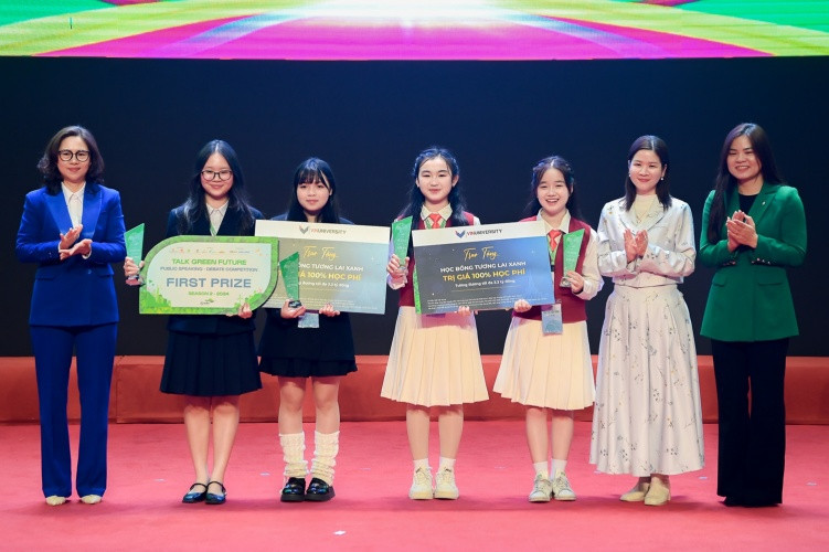 Một trong những phần thưởng hấp dẫn dành cho thí sinh hoặc đội thi đoạt giải Nhất cuộc thi Tiếng nói Xanh chính là học bổng trị giá 100% học phí cho 4 năm học tại Trường Đại học VinUni.