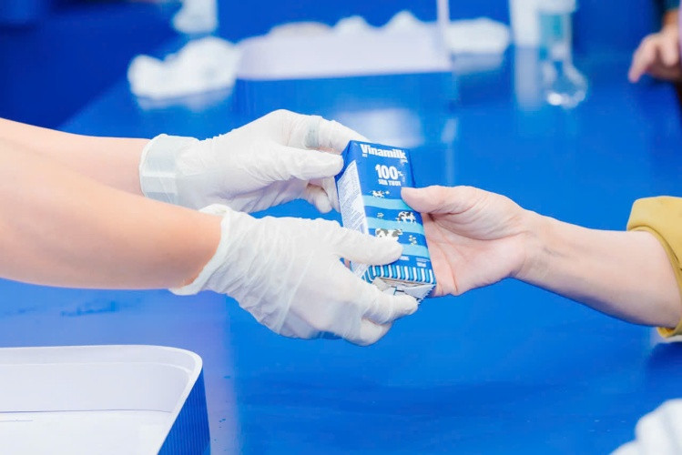 “Từ khi hình thành và suốt gần 50 phát triển Vinamilk luôn xác định sứ mệnh của mình là &quot;Chăm sóc&quot;. Chúng tôi chăm sóc cho người dân bằng sản phẩm dinh dưỡng tốt nhất, đạt chuẩn quốc tế”- ông Nguyễn Quang Trí, Giám đốc điều hành Marketing Vinamilk, khẳng định. (Ảnh: Vi Nam)