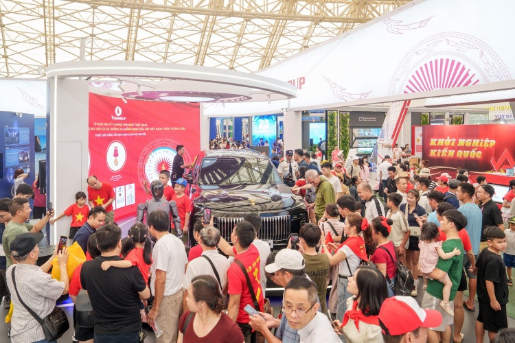 Ngay từ sáng ngày 28/8, đông đảo khách tham quan đã có mặt tại gian trưng bày của Vingroup.