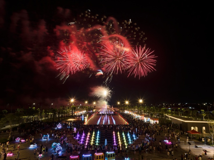 Mỗi thứ 7 cuối tuần sẽ có màn trình diễn pháo hoa tại Quảng trường Công viên lễ hội