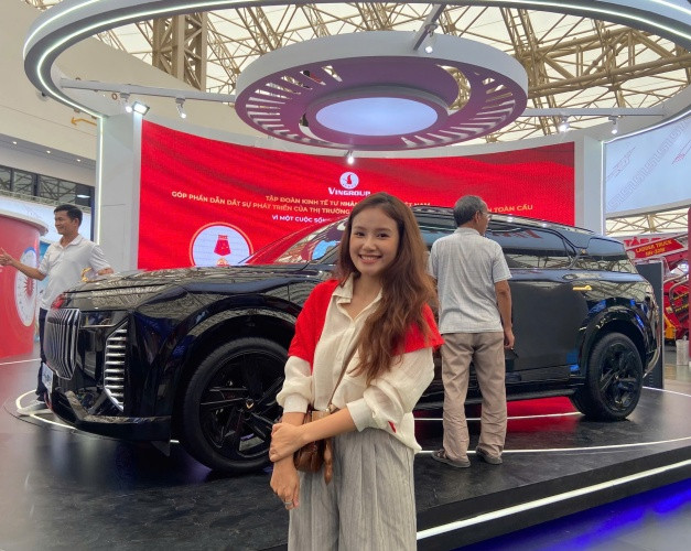 Chị Phương Anh tự hào vì Việt Nam đang hướng tới tương lai xanh, hiện đại nhờ vào sự đóng góp của những thương hiệu như VinFast.