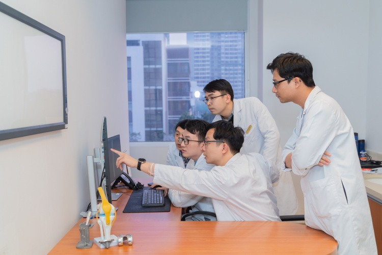 BS Phạm Trung Hiếu cùng các đồng nghiệp nghiên cứu đưa ra giải pháp công nghệ 3D y học Việt Nam BS Phạm Trung Hiếu cùng các đồng nghiệp nghiên cứu đưa ra giải pháp công nghệ 3D y học Việt Nam