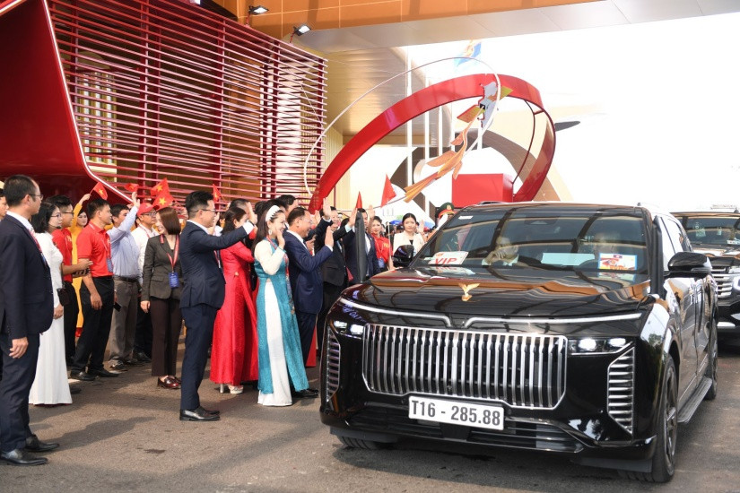 Lạc Hồng 900 LX đưa nguyên thủ quốc tế tới tham quan “Triển lãm thành tựu đất nước: 80 năm hành trình Độc lập – Tự do – Hạnh phúc” Lạc Hồng 900 LX đưa nguyên thủ quốc tế tới tham quan “Triển lãm thành tựu đất nước: 80 năm hành trình Độc lập – Tự do – Hạnh phúc”