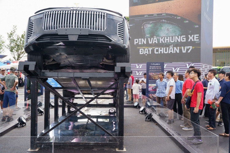 Phiên bản Chống đạn của Lạc Hồng 900 LX được trưng bày tại khu vực sân Tây thu hút khách tham quan.