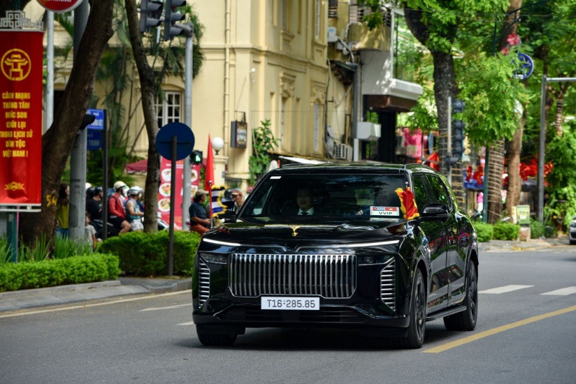 Chiếc Lạc Hồng 900 LX làm nhiệm vụ đưa đón nguyên thủ quốc tế. Với nhiều người, việc VinFast có thể sản xuất những sản phẩm công nghệ đẳng cấp cao nhất là minh chứng cho nội lực của VinFast cũng như ngành công nghiệp ô tô Việt.