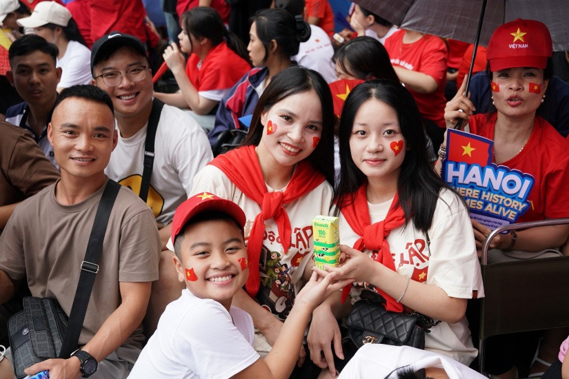 Gần 1 triệu sản phẩm dinh dưỡng bao gồm các dòng sữa tươi tiệt trùngnhư ít đường, không đường, dừa, chuối, cao đạm ít béo (Vinamilk, Vinamilk Green Farm,); sữa thực vật từ hạt và đậu nành cao canxi, nước trái cây rau củ Susu, nước dừa tươi, nước dừa tắc, nước uống đóng chai Vinamilk và Icy Premium,... đã cùng đồng hành với các lực lượng và người dân trong ngày hội non sông. (Ảnh: Vi Nam)