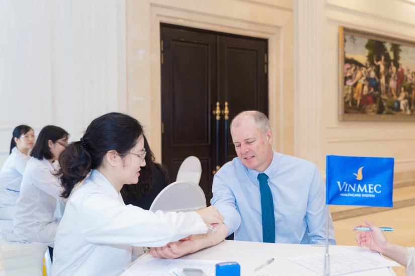 Vinmec triển khai tuần lễ “Môi trường và bệnh lý dị ứng đường thở” với hoạt động test dị nguyên miễn phí cho khách mời ngay tại tọa đàm.