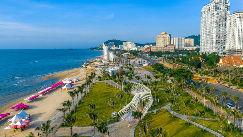 Toàn cảnh Bãi Sau Vũng Tàu với Tháp Tam Thắng ở trung tâm. Ảnh: Minh Tú Toàn cảnh Bãi Sau Vũng Tàu với Tháp Tam Thắng ở trung tâm. Ảnh: Minh Tú