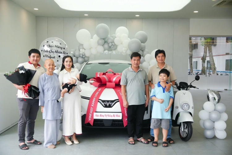 Đại gia đình của chị Trần Trương Ngọc Mỹ (Tây Ninh) nhận ô tô và xe máy trong cùng một ngày