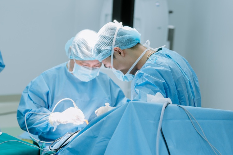 PGS.TS.BS Ngô Mạnh Hùng cùng ekip trong ca phẫu thuật u nội tủy cột sống