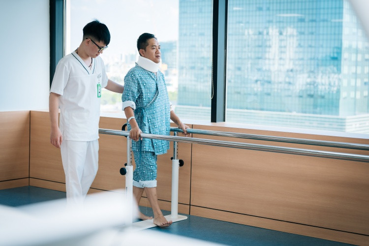 Anh T. tập phục hồi chức năng tại Bệnh viện Mặt Trời