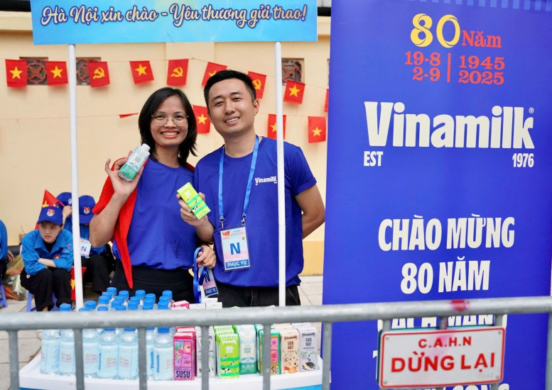15 điểm tiếp ứng các sản phẩm dinh dưỡng của Vinamilk được triển khai dọc các tuyến đường trọng điểm khá thuận tiện để phục vụ lực lượng làm nhiệm vụ và người dân tham gia cổ vũ. Hòa cùng niềm vui của nhân dân cả nước, vinh dự được nhận nhiệm vụ, đội ngũ tiếp sức dinh dưỡng của Vinamilk luôn vui tươi với tinh thần sẵn sàng phục vụ. (Ảnh: Vi Nam)