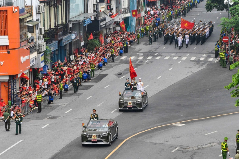 Hình ảnh những chiếc VF 9 đi giữa rừng cờ đỏ sao vàng được nhiều người dân tự hào chia sẻ trên mạng xã hội.