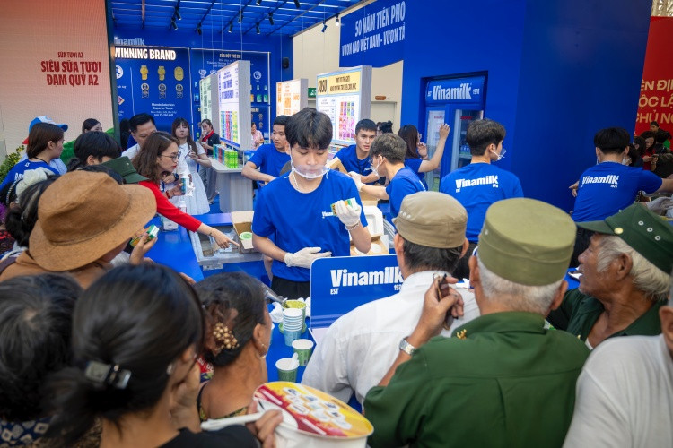 Vinamilk dành khoảng 101.000 sản phẩm để khách tham quan được thưởng thức nhiều hương vị từ sữa tươi, sữa hạt đến kem mát lành. (Ảnh: Vi Nam)