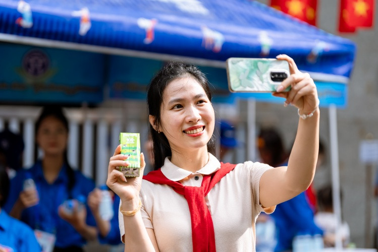 Các bạn trẻ tranh thủ selfie với các sản phẩm dinh dưỡng của Vinamilk. (Ảnh: Vi Nam)