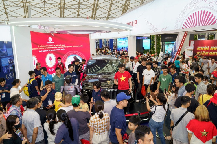 Lạc Hồng 900 LX ở trung tâm gian hàng Vingroup là điểm thu hút khách tham quan check-in tại triển lãm. Lạc Hồng 900 LX ở trung tâm gian hàng Vingroup là điểm thu hút khách tham quan check-in tại triển lãm.