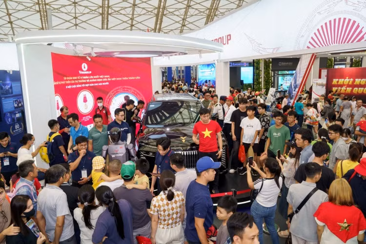 Lạc Hồng 900 LX ở trung tâm gian hàng Vingroup là điểm thu hút khách tham quan check-in tại triển lãm.