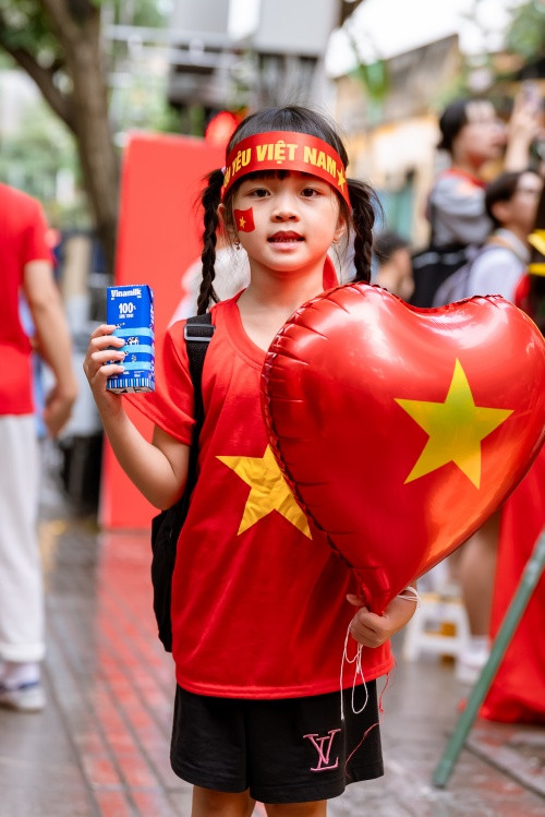 Những mầm non tham gia ngày hội lớn của dân tộc. Những chủ nhân tương lai của đất nước đang được chăm sóc đủ đầy, bằng dinh dưỡng và tri thức; bằng tình yêu, sự gìn giữ và niềm tin của cả một dân tộc dành cho tương lai. (Ảnh: Vi Nam)