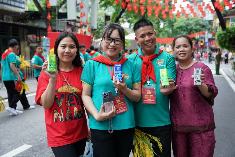 Giữa những ngày tập luyện miệt mài, các khối quần chúng và khối văn hóa – thể thao hào hứng đón nhận nguồn dinh dưỡng thiết thực từ Vinamilk. (Ảnh: Vi Nam)
