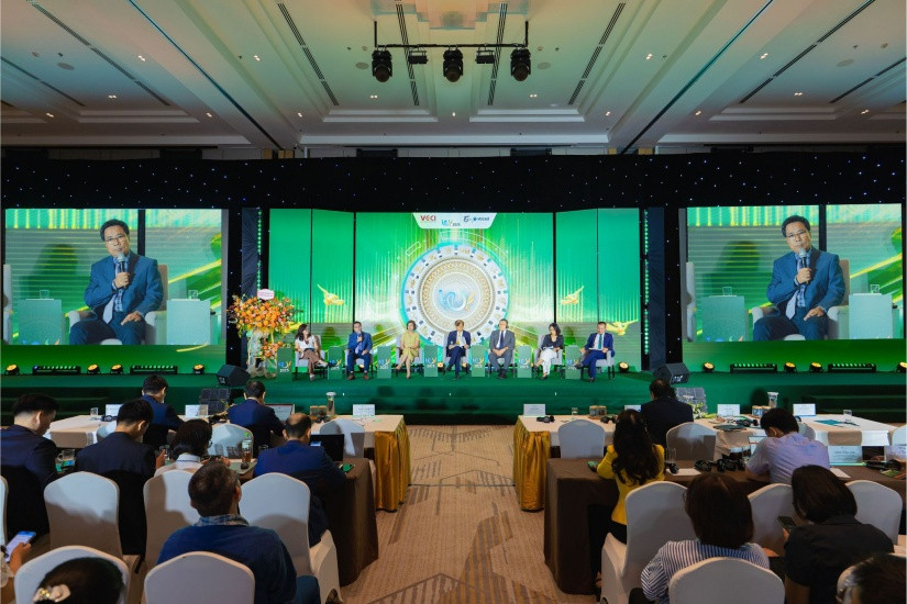 Ông Lê Hoàng Minh - Giám đốc điều hành sản xuất kiêm Trưởng dự án Net Zero của Vinamilk tại Diễn đàn doanh nghiệp phát triển bền vững Việt Nam (VCSF) lần thứ 12 (Ảnh: Minh Anh).