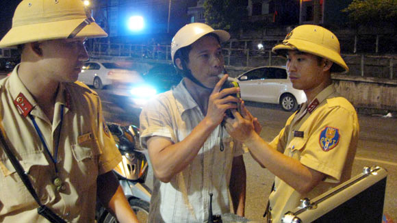 Kiểm tra nồng độ cồn người tham giao thông tại 3 quận ảnh 1