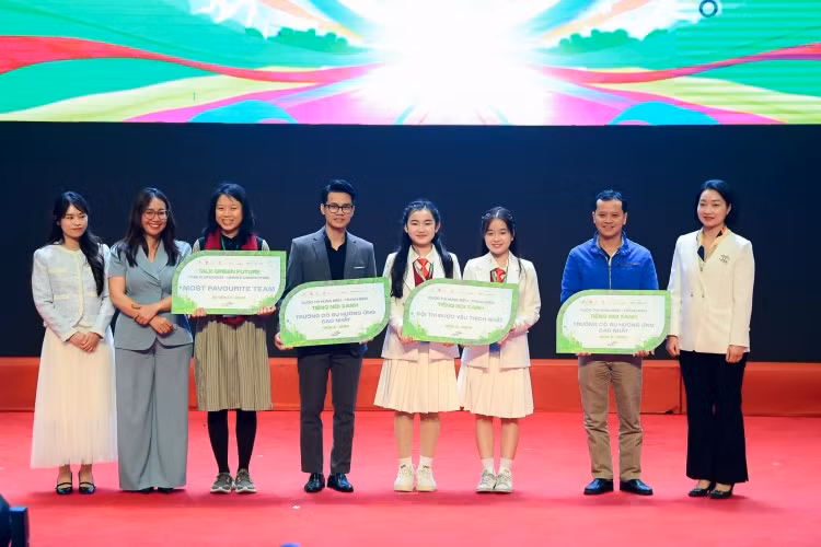 Đại diện BTC trao giải “Trường có sự hưởng ứng cao nhất” và “Đội thi được yêu thích nhất”