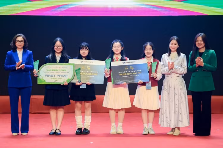 Hai đội thi xuất sắc giành giải Nhất cuộc thi “Tiếng nói Xanh” là và Greenie Goofballs (thứ 2, 3 từ trái qua) và Đại sứ Xanh.