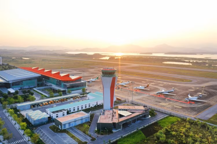 Doanh nghiệp tư nhân tham gia phát triển hệ thống hàng không mang lại lợi ích quốc gia to lớn Ảnh: Sân bay Vân Đồn (Quảng Ninh)
