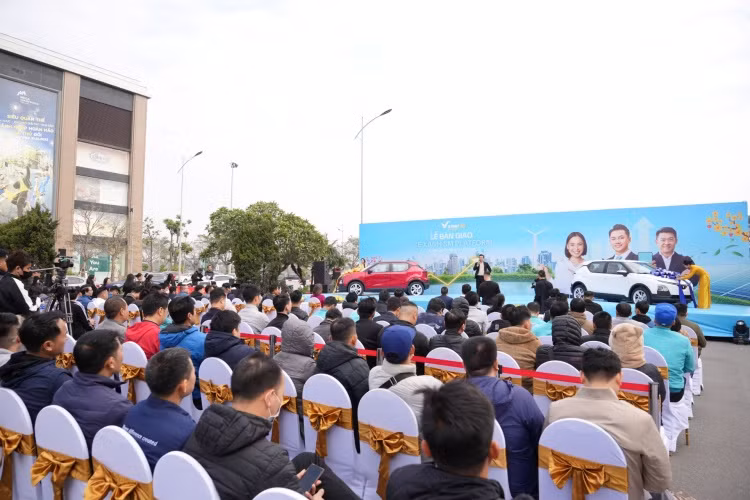 Lễ bàn giao xe Xanh SM Platform diễn ra sáng 15/01/2025 thu hút hơn 300 đối tác tài xế tới tham dự