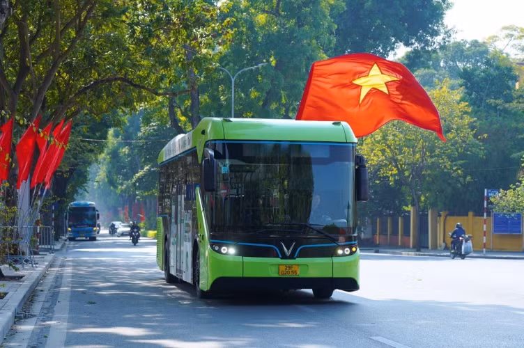 Sắc xanh xe buýt điện VinBus không ngừng nỗ lực “phủ xanh” thành phố (Ảnh: VinBus) Sắc xanh xe buýt điện VinBus không ngừng nỗ lực “phủ xanh” thành phố (Ảnh: VinBus)