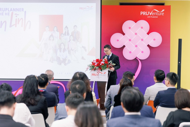 Ông Nguyễn Anh Tuấn - Giám đốc Phòng Kinh doanh Kênh PRUVenture, Prudential Việt Nam cho biết, biểu tượng nút thắt đồng tâm tạo nên sự gần gũi và gắn kết không chỉ giữa các nhân viên với nhau mà còn là giữa đội ngũ chuyên viên với khách hàng. Ông Nguyễn Anh Tuấn - Giám đốc Phòng Kinh doanh Kênh PRUVenture, Prudential Việt Nam cho biết, biểu tượng nút thắt đồng tâm tạo nên sự gần gũi và gắn kết không chỉ giữa các nhân viên với nhau mà còn là giữa đội ngũ chuyên viên với khách hàng.