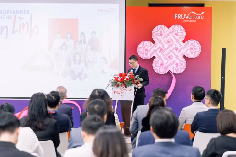 Ông Nguyễn Anh Tuấn - Giám đốc Phòng Kinh doanh Kênh PRUVenture, Prudential Việt Nam cho biết, biểu tượng nút thắt đồng tâm tạo nên sự gần gũi và gắn kết không chỉ giữa các nhân viên với nhau mà còn là giữa đội ngũ chuyên viên với khách hàng. Ông Nguyễn Anh Tuấn - Giám đốc Phòng Kinh doanh Kênh PRUVenture, Prudential Việt Nam cho biết, biểu tượng nút thắt đồng tâm tạo nên sự gần gũi và gắn kết không chỉ giữa các nhân viên với nhau mà còn là giữa đội ngũ chuyên viên với khách hàng.
