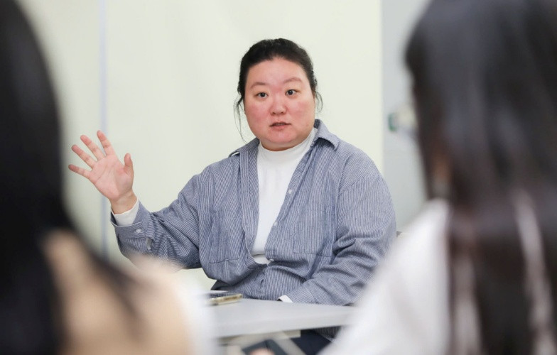 Bà Hyewon Rho cố vấn trực tiếp cho các bạn thí sinh trong cuộc thi Bà Hyewon Rho cố vấn trực tiếp cho các bạn thí sinh trong cuộc thi