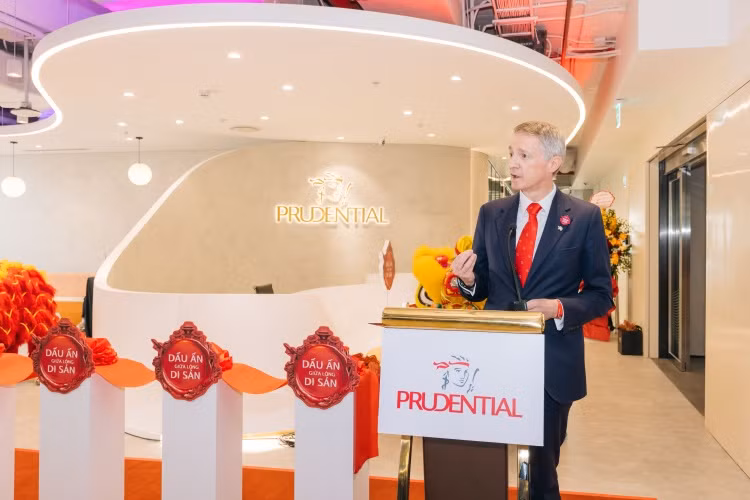 Ông Conor M O’Neill khẳng định, việc nhân rộng mô hình Trung tâm Chăm sóc khách hàng này là một trong những minh chứng rõ nét cho cam kết “lấy khách hàng làm trọng tâm” của Prudential. Ông Conor M O’Neill khẳng định, việc nhân rộng mô hình Trung tâm Chăm sóc khách hàng này là một trong những minh chứng rõ nét cho cam kết “lấy khách hàng làm trọng tâm” của Prudential.