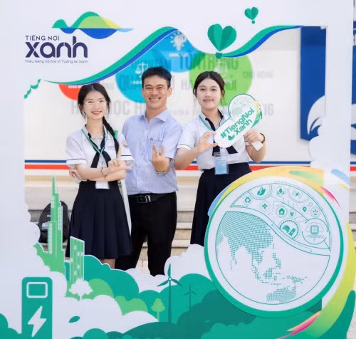 Thầy Lương Lê Văn Huân cùng đội Thạch Xanh (THPT Chuyên Lương Văn Chánh, Phú Yên) tại Vòng Đối đầu khu vực miền Nam vào ngày 29/12.