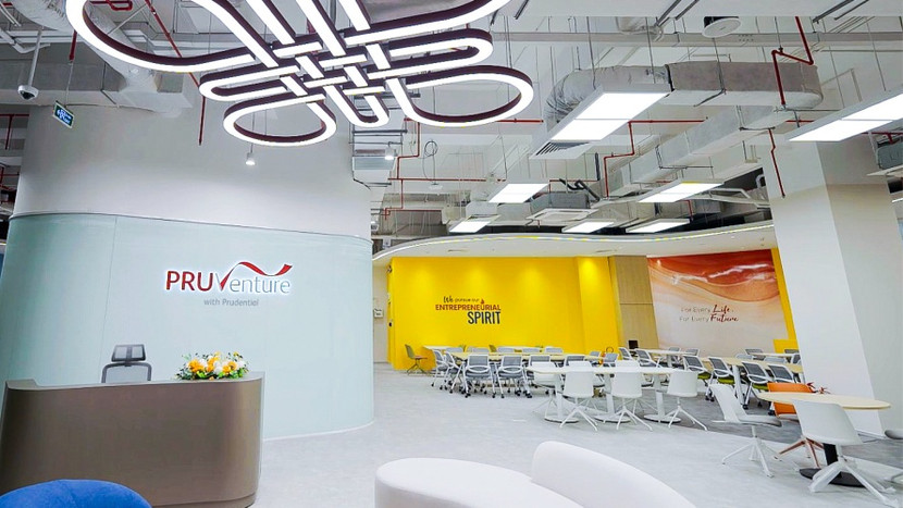 Sảnh chính văn phòng có thiết kế hiện đại cùng không gian mở với biểu tượng nút thắt đồng tâm nổi bật. Sảnh chính văn phòng có thiết kế hiện đại cùng không gian mở với biểu tượng nút thắt đồng tâm nổi bật.