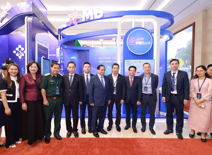 Đại diện MB vinh dự đón Thủ tướng Chính phủ và Thống đốc NHNN