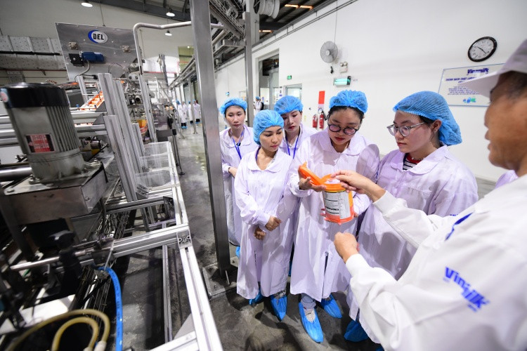 Người tiêu dùng thích thú với những lon sữa tinh khiết vừa “ra lò” trong nhà máy. Người tiêu dùng thích thú với những lon sữa tinh khiết vừa “ra lò” trong nhà máy.