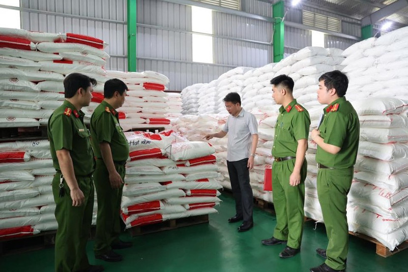 Công an tỉnh Phú Thọ đột kích xưởng mì chính giả, không rõ xuất xứ của Công ty TNHH Famimoto Việt Nam ngày 24/4/2025. Công an tỉnh Phú Thọ đột kích xưởng mì chính giả, không rõ xuất xứ của Công ty TNHH Famimoto Việt Nam ngày 24/4/2025.